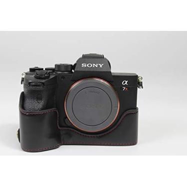 Imagem de Capa A7R IV, BolinUS feita à mão de couro PU meia câmera capa inferior abertura versão para Sony Alpha A7R IV com alça de mão, Preto