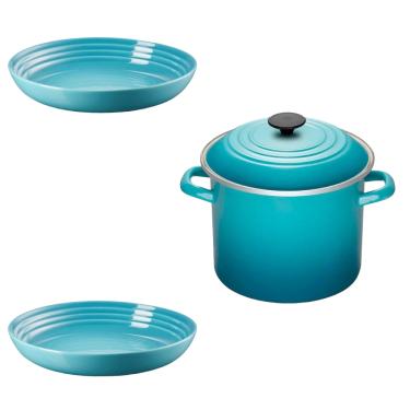 Imagem de KIT LE CREUSET STOCKPOT EM AÇO INOX ESMALTADO 22CM 7,6L E 2 PRATOS FUNDOS 22CM EM CERÂMICA - Azul Caribe