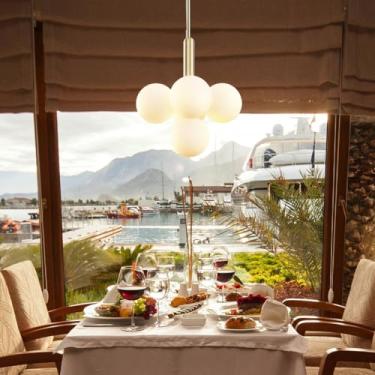 Imagem de Lustre Globo Ajustável para Sala de Estar, Luminária Decorativa, Luminária Pendente Meados do Século com Cúpula de Vidro Branco Leitoso, Estilo Sputnik Dourado Moderno, Ideal para Cozinha, Q