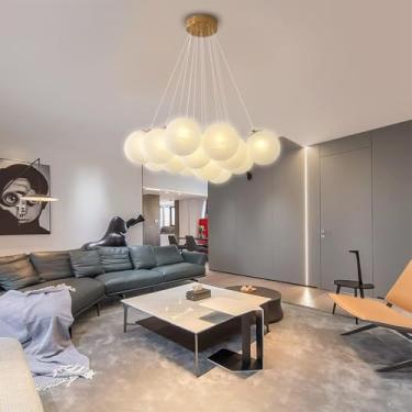 Imagem de Lustre nórdico de meados do século XX com globo de vidro grande, base dourada e 13 lâmpadas. Luminária pendente moderna e decorativa para sala de estar, sala de jantar, quarto e hall de entr