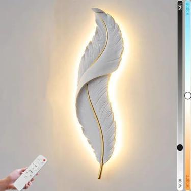Imagem de Luminária de parede LED em formato de pena com controle remoto, temperatura de cor ajustável de 3000K a 6000K, feita de resina, com 3 níveis de brilho, ideal para sala de estar, quarto e dec