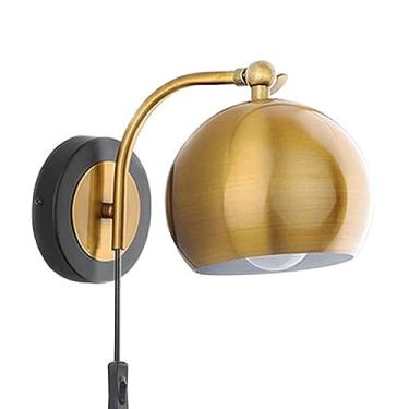 Imagem de Luminária de parede LED vintage com plugue para uso interno, ideal para cabeceira, sala de jantar, leitura e outras atividades. Possui cúpula redonda de metal ajustável, perfeita para sala d