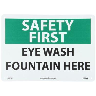 Imagem de NMC Placa SF17RB OSHA, legenda "SAFETY FIRST - EYE WASH FOUNTAIN HERE", 35,5 cm de comprimento x 25,4 cm de altura, plástico rígido, preto/verde em branco