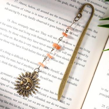 Imagem de Pyotivol Marcador de livro vintage com pingente de sol bruxo de metal de latão com pedra de sal do Himalaia, corrente de cristal natural para leitura, mulheres, homens, meninas, adolescentes e