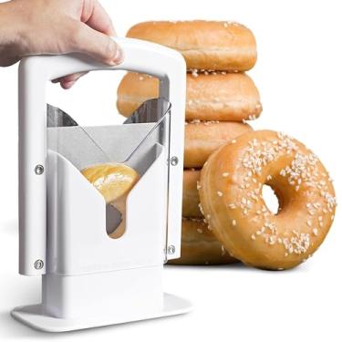 Imagem de Cheer Collection Cortador de bagel estilo guilhotina com escudo de segurança – Lâmina de aço inoxidável serrilhada afiada para cortar bagels – Serve para bagels de até 5 cm de espessura e 11,4 cm de diâmetro