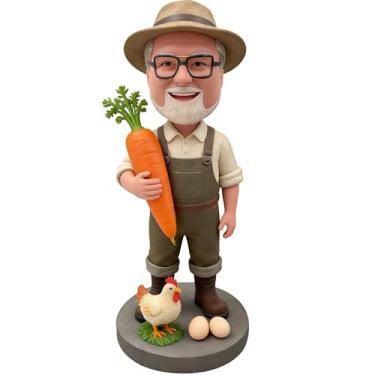 Imagem de Bobblehead de fazendeiro de argila personalizada - Estatueta de jardineiro personalizada (da sua foto) | Estátua de argila feita à mão com cenoura gigante, galinha e ovos, presente exclusivo para