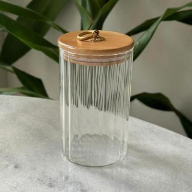 Imagem de Pote de Vidro Transparente 750ML com Design Canelado, Tampa de Bambu e