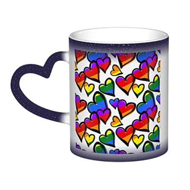 Imagem de Copo de café divertido com corações de orgulho gay colorido arco-íris, copo de cerâmica com mudança de cor sensível ao calor 12 Oz, para café/chá/leite/cacau, para adolescente/aniversário/festival