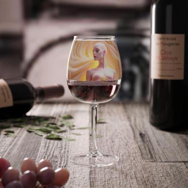 Imagem de Taça de vinho com ilustração de mulher loira etérea | 340 g | Redemoinhos líquidos rosa flutuando (grande)