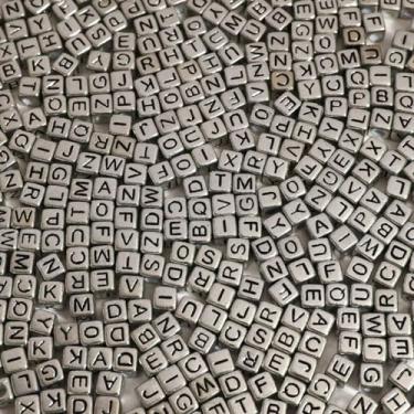 Imagem de 1200 peças 6 × 6 mm contas do alfabeto cubo prata acrílico contas de letras pretas, para pulseiras e fabricação de joias