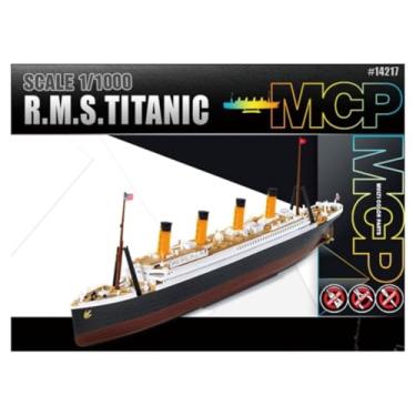 Imagem de Kit de modelo de navio R.M.S. Titanic 1/1000 Snap-Together – Peças multicoloridas, sem necessidade de tinta ou cola, suporte de exibição incluído, deck e funis detalhados #14217