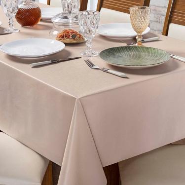 Imagem de Toalha de Mesa Lisa Térmica Impermeável em Policloreto de Vinila e Polietileno 140CM X 140CM 01 Peça Avelã Clara Luz