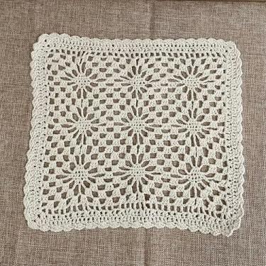 Imagem de MINDPLUS, 2 artigos americanos de renda de algodão crochê Doily quadrado bege feito à mão para cômoda e mesas de acabamento, 25,4 x 25,4 cm