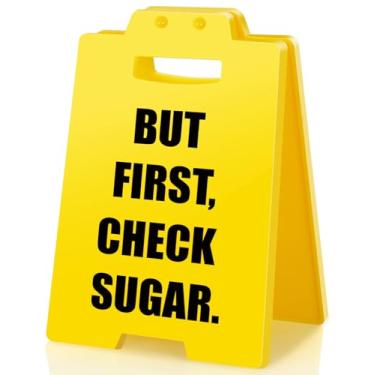 Imagem de BuiltFit Lembrete de pílula de açúcar no sangue - But First Check Sugar, sinal de mesa de alerta médico engraçado, lembretes de saúde para mulheres, homens, diabéticos, usuários de insulina