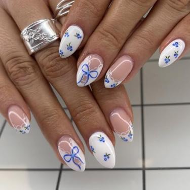 Imagem de Unhas postiças curtas médias amêndoas francesas brancas com design de laço simples, cobertura completa, cola artificial em bastão falso para mulheres, 24 peças
