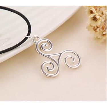 Imagem de Colar de nó celta para mulheres, pingente de nó celta, colar de nó infinito, triquetra, colares de espiral tripla, one size, Aço inoxidável, Sem Pedra Preciosa