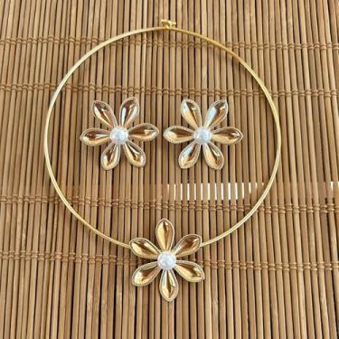 Imagem de Conjunto colar rígido e brincos flor com pérola - banhado a ouro