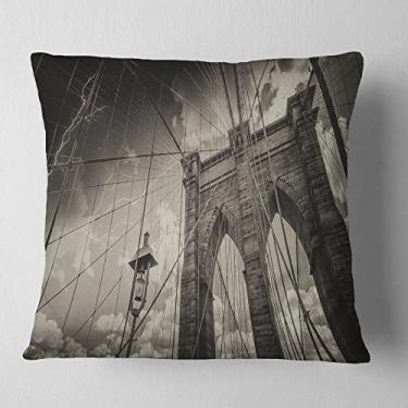 Imagem de Vista ascendente da Ponte do Brooklyn com foto da paisagem urbana, sofá, almofada de alta qualidade + capa de almofada impressa em ambos os lados 40,64 cm x 40,64 cm