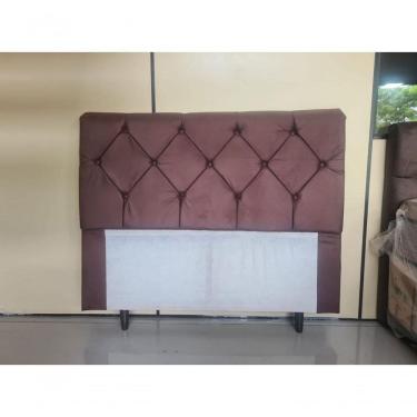 Imagem de Cabeceira Pâmela Cama Box Estofada Capitone Élpis Móveis Suede Marron 140cm