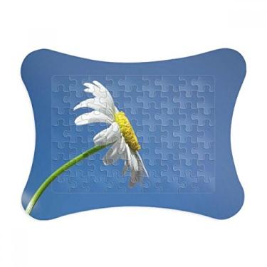 Imagem de Moldura branca linda de girassol, céu azul, enfeite de quebra-cabeça para decoração de imagem