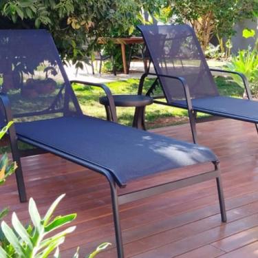 Imagem de Kit 2 Espreguiçadeiras Piscina Resistente Sol e Chuva com Mesa de Apoio