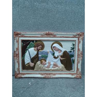 Imagem de Quadro em Relevo da Sagrada Família, Moldura Ornamentada Rosê Gold, Acabamento Branco e Dourado