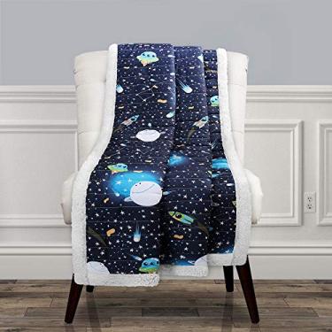 Imagem de Lush Decor, Cobertor reversível com estampa de foguete azul marinho Sherpa Throw Outer Space Stars Galaxy Planet - 152 cm x 127 cm