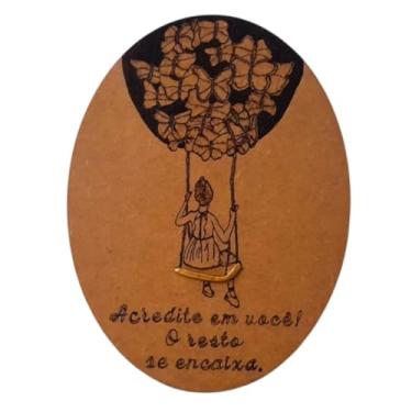 Imagem de Decoração em Placa com pirografia feita à mão em madeira oval de 19cm para mesa ou parede de casa, escritório ou clínica; única peça de tema "Asas de Borboleta"; detalhe em alto relevo e mensagem motivacional.