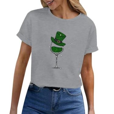 Imagem de PKDong Camisetas femininas do Dia de São Patrício com estampa divertida de taça de vinho gola redonda manga curta Lucky Shamrock verde chapéu tops, Cinza, G