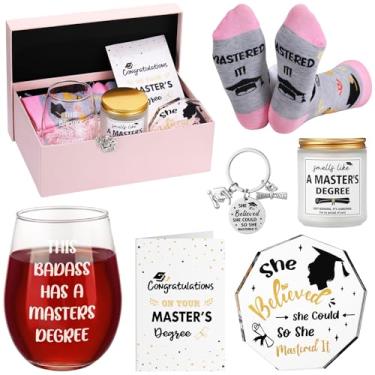 Imagem de Singhoow Conjunto de 7 peças de presentes de formatura para ela This Badass Has a Masters Degree Taça de vinho sem haste, vela, chaveiro, lembrança acrílica, meias, cartão de felicitações e caixa de