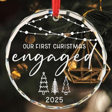 Imagem de Presentes de noivado para casais Nosso primeiro Natal Noivado 2025 Ideias para lista de presentes de casamento Decorações para ela Decoração de árvore de Natal Ornamento redondo de vidro