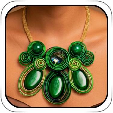 Imagem de Fstrend Conjunto de colar e brinco verde para mulheres, joias tribais africanas grossas com design de arame espiral, conta de vidro iridescente e corrente de malha dourada