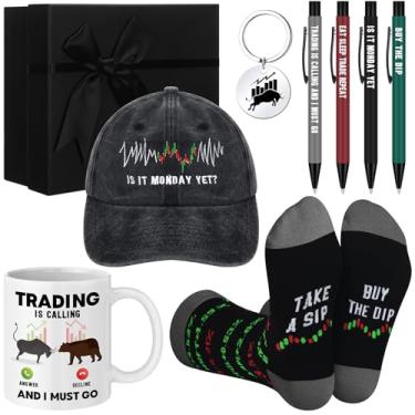 Imagem de Berlune Conjunto de 9 peças de presentes de Natal para comerciantes de ações, chaveiro de oração, boné de beisebol, caneca de café, meias esferográficas, conjunto de 4 caixas de presente para