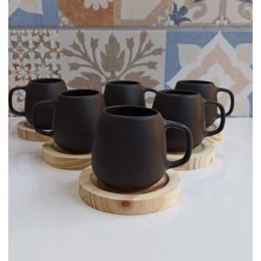 Imagem de Jogo de 4 Canecas 150ml de Porcelana – Com Pires de Madeira, Ideal para Café, Chá, Cantinho do Café e Mesa Posta (Preta Fosca)