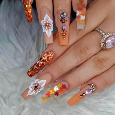 Imagem de RUOKEXIN Pregos postiços longos de caixão de outono unhas postiças ombré laranja com desenhos de folha de bordo glitter unhas artificiais de ação de graças cola brilhante nas unhas fofas de feriado