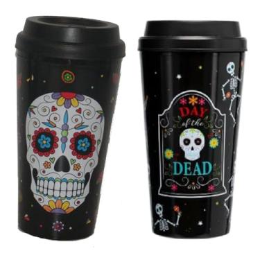 Imagem de Pacote de 2: Caneca de café Day Of The Dead Travel 473 g - 1 com caveira de açúcar na frente e atrás e 1 com esqueletos dançantes e lápide na frente - presente de outono perfeito para bebidas quentes