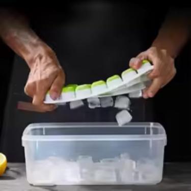 Imagem de Kit 2 Forma Gelo de Silicone Premium Flexivel 12 Cubos Cores Sortidas Aperta Para Remover o Gelo Multiuso Papinha Bebê Drinks Whisky Frutas e Muito Mais Para a Sua Cozinha