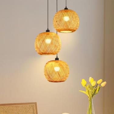 Imagem de Luminária pendente vintage de bambu com 3 chamas, ideal para mesa de jantar, estilo boho, com cúpula trançada, design retrô e soquete E27. Perfeita para quarto, sala de estar, sala de jantar