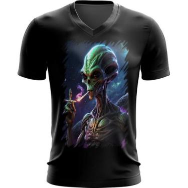 Imagem de Camiseta Gola V Alien ET Fumando Alienígena 1 - Kasubeck Store®, INF 0