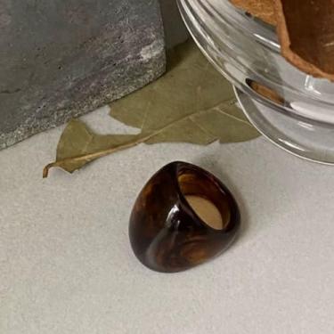 Imagem de Anéis de dedo grandes, joias de resina exagerada, cor âmbar, rosto largo, anel grosso