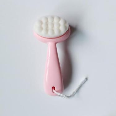 Imagem de Escova de limpeza facial de cerdas macias com alça ergonômica para lavagem suave, esfoliante e limpeza profunda diária em bolinhas rosa