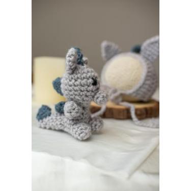 Imagem de Amigurumi dino e touca cinza fotografia newborn recém nascido