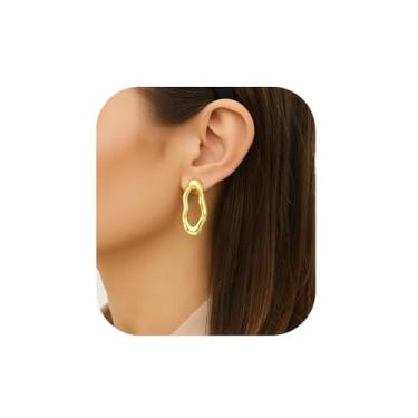 Imagem de AURUM SEMIJOIAS | Brincos Modernos Dourados Folheados a Ouro, Design Orgânico Ondulado com meio vazado, Estilo Contemporâneo, Acabamento Polido, Feminino, Casual, Elegante, Semijoias Finas para Mulheres de Bom Gosto, Presente, Mãe, Esposa, Namorada, Aniversário (Dourado)