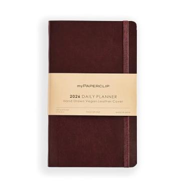 Imagem de myPAPERCLIP Agenda diária 2026 datada | Capa de couro vegano italiano, 384 páginas, 80 g/m2, médio (12,7 x 21 cm) | Flat Lay | Marcador de página e fecho elástico | Marrom