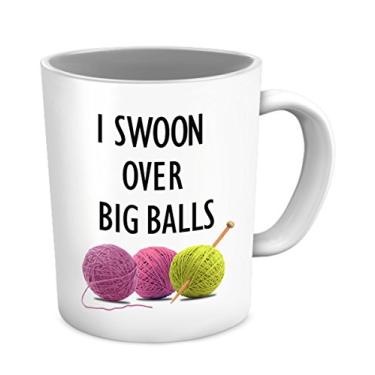 Imagem de SpreadPassion Presentes engraçados de tricô, I Swoon Over Big Balls, presentes de crochê para mulheres, xícara de café de 325 ml, ideia de e Natal