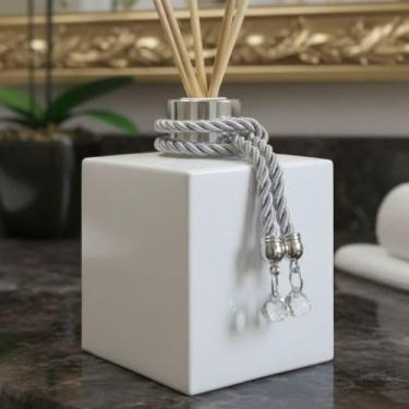 Imagem de Aromatizador Difusor de Ambientes Branco e Prata com Varetas Decoradas e Pingente de Cristal – Difusor de Aromas Luxo para Sala, Quarto, Banheiro, Escritório – Decoração Sofisticada Luiggi Presentes®