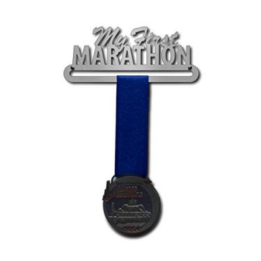 Imagem de Cabides de medalhas Allied – My First Marathon – Suporte de medalha única (15 cm de largura com 1 barra de pendurar) – Escrita de pincel/miríade