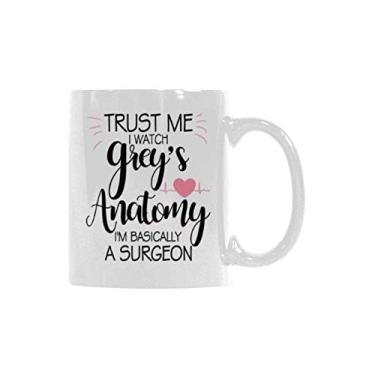 Imagem de Trust Me I Watch Grey's Anatomy I'm Basically A Surgeon Caneca de Café Canecas de Cerâmica Engraçadas Copo de Chá Caneca Caneca de Presente Engraçado 325 ml Branco