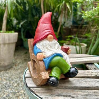 Imagem de Estátua de gnomo de jardim bebendo café sem rosto de resina de 7,1 pol