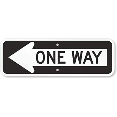 Imagem de SmartSign - Placa em conformidade com MUTCD X-R6-1L-EG-6x18-M1 "One Way" com flecha esquerda | 15,24 cm x 45,72 cm 3M de alumínio reflexivo preto sobre branco